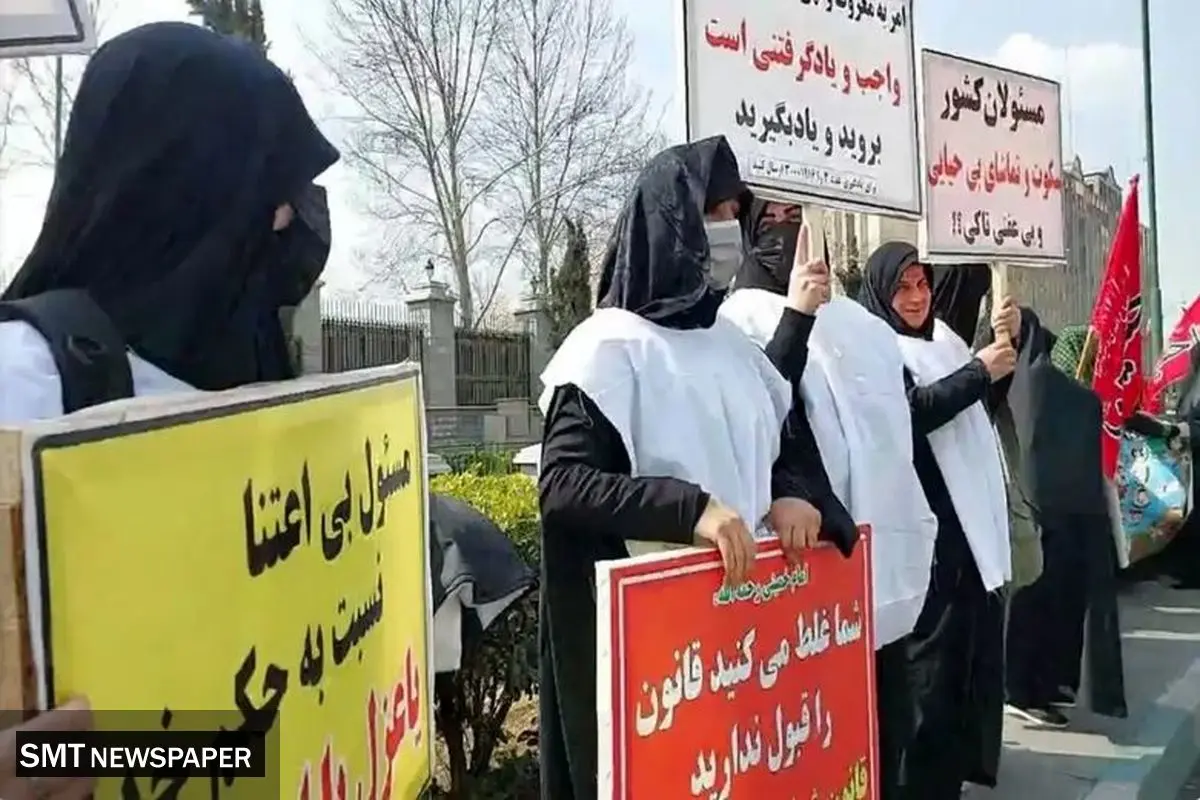 تعدادی از زنان کفنپوش مقابل مجلس شورای اسلامی حاضر شدند !